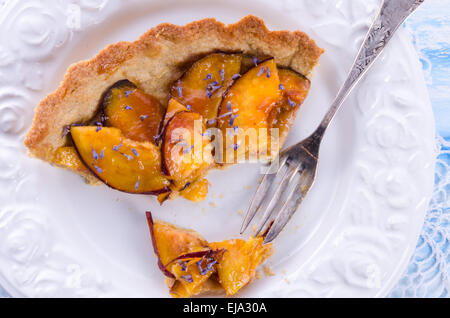 Nektarinen-Tarte mit Lavendel und Honig Stockfoto