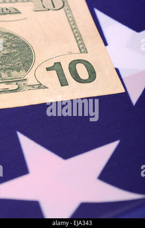 Dollar auf amerikanische Flagge Stockfoto