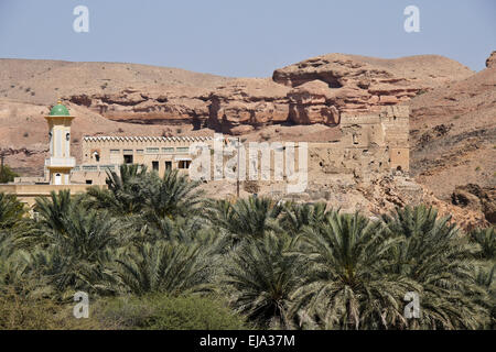 Moschee und Ruinen des alten Forts im Wadi Dayqah, Oman Stockfoto