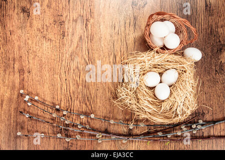 Ostern natürliche Zusammensetzung auf einem Holztisch mit Platz für text Stockfoto