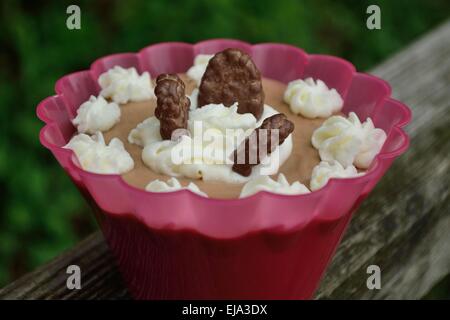 Karamell-Pudding geschmückt lecker Stockfoto