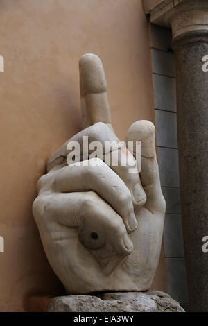 Römischen Kaiser Constantine ich (272-337 n. Chr.). Kolossale Statue der Kapitolinischen Museen. 4. Jahrhundert. Hand. Rom. Italien. Stockfoto