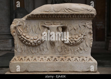 Römische Epoche. Italien. Rom.  Kapitolinischen Museen. Altar geschmückt mit Girlanden und Bucranium. Stockfoto