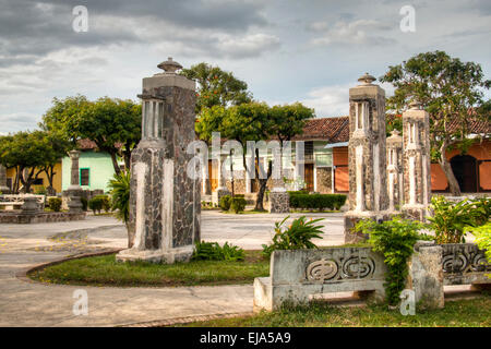 Park in der Nähe einer Kirche in Granada, Nicaragua Stockfoto