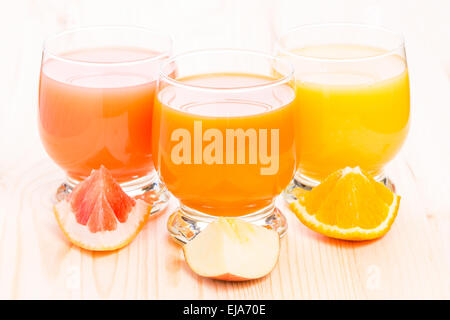 Verschiedene frische Saft im Glas auf Holztisch. Gesunde Bio-Getränke mit Fruchtstücken. Vitamine-Hintergrund Stockfoto