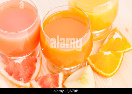 Frischer Saft mit verschiedenen Früchten. Draufsicht Vitamine gesund essen Hintergrund Stockfoto