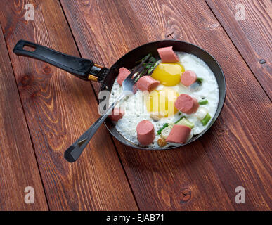 Spiegeleier mit Würstchen Stockfoto