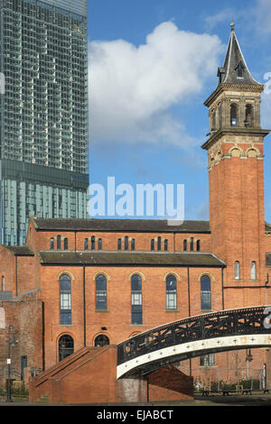 Manchester, England: The Hilton Hotel in Manchester vom Stadtteil Castlefield Kanal hier zu sehen Stockfoto