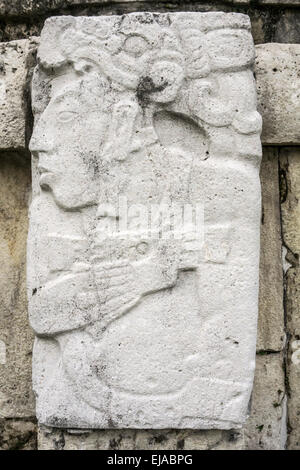 Stein Bas Relief Gefangenen Häuptling rechten auf die linke Schulter in Geste der Unterwerfung im Osten Patio Mayan Palace Palenque Stockfoto