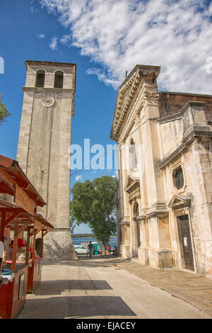 Stadt Pula Straße Markt in der Nähe von Kathedrale und Bell Tower im Sommer Stockfoto