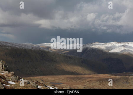 Sturm & Dusche Wolken über schneebedeckten Gipfel des Lakelandpoeten von in der Nähe von Ash Klippen auf hoch heben über Grasmere Cumbria Stockfoto