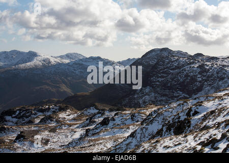 Pavey Arche auf Langdale Pikes und der alte Mann von Coniston von in der Nähe von Codale Kopf über Grasmere Seenplatte Cumbria England Stockfoto