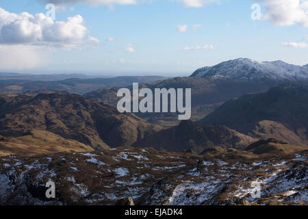 Cloud-Wetherlam und der Old Man of Coniston aus in der Nähe von Codale Kopf über Grasmere Seenplatte Cumbria England überfahren Stockfoto