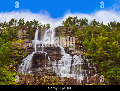 Strassenverlauf Wasserfall - Norwegen Stockfoto