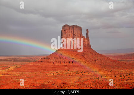 Regenbogen über dem roten Sandstein Fäustlinge Stockfoto