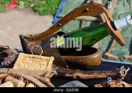 Weinhalter aus einem Holzschuh auf dem August-Flohmarkt in Gigny-Sûr-Saône, Burgund, Frankreich hergestellt. Stockfoto