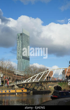 Manchester, England: The Hilton Hotel in Manchester vom Stadtteil Castlefield Kanal hier zu sehen Stockfoto