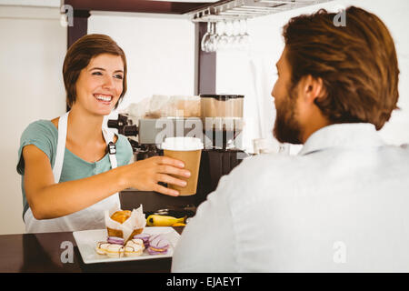Hübsche Kellnerin serviert zufriedener Kunde Stockfoto