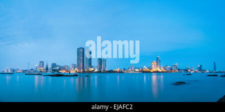 Panoramablick über die Skyline von Xiamen bei Einbruch der Dunkelheit Stockfoto