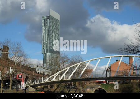 Manchester, England: The Hilton Hotel in Manchester vom Stadtteil Castlefield Kanal hier zu sehen Stockfoto