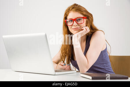 Hübsche Rothaarige auf laptop Stockfoto
