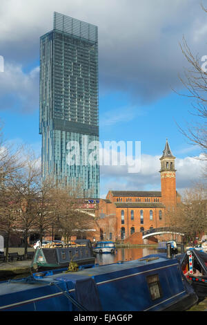 Manchester, England: The Hilton Hotel in Manchester vom Stadtteil Castlefield Kanal hier zu sehen Stockfoto