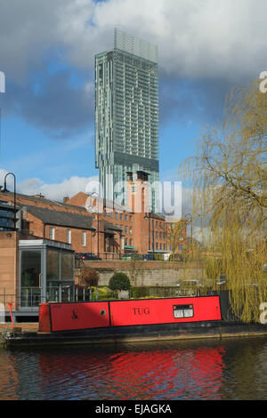 Manchester, England: The Hilton Hotel in Manchester vom Stadtteil Castlefield Kanal hier zu sehen Stockfoto