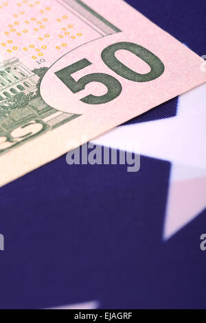 Dollar auf amerikanische Flagge Stockfoto