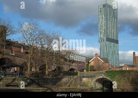 Manchester, England: The Hilton Hotel in Manchester vom Stadtteil Castlefield Kanal hier zu sehen Stockfoto