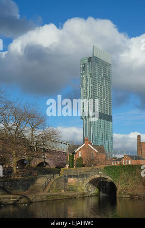 Manchester, England: The Hilton Hotel in Manchester vom Stadtteil Castlefield Kanal hier zu sehen Stockfoto