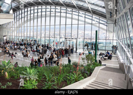 Sky Garden an der Spitze der 20 Fenchurch Street (Walkie Talkie) in London, England Stockfoto