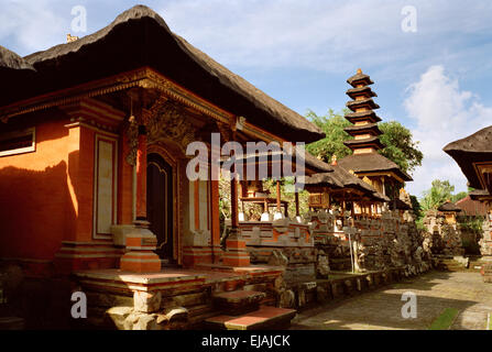 Buddhistischer Tempel in Ubud in Bali in Indonesien in Südostasien. Buddhismus Religion religiöse Architektur Gebäude Kultur Reisen Stockfoto