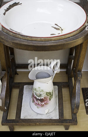 Alte Keramik Waschbecken und Holz im inneren Raum, Gebäude Stockfoto