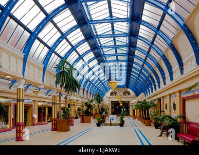 Die Art-Deco-Arcade am Eingang zum Blackpool Wintergärten ein Unterhaltungskomplex in Lancashire England UK Stockfoto