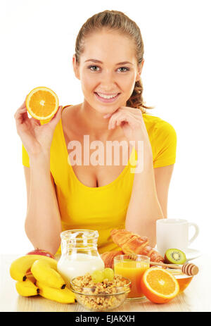 Junge Frau beim Frühstück. Ausgewogene Ernährung Stockfoto