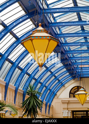 Lampen und Dach in der Art-Déco-Spielhalle am Eingang zum Blackpool Wintergärten ein Unterhaltungskomplex in Lancashire England UK Stockfoto