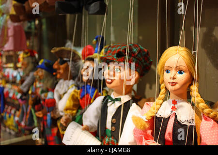 Traditionelle Puppen aus Holz gebaut. Shop in Prag - Tschechische Republik Stockfoto