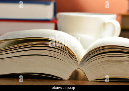 Komposition mit Büchern auf dem Tisch Stockfoto