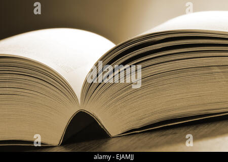 Komposition mit Büchern auf dem Tisch Stockfoto
