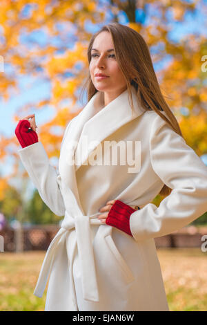 Elegante selbstbewusste junge Frau Stockfoto