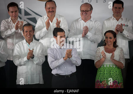 Acapulco, Mexiko. 23. März 2015. Mexikanische Präsident Enrique Pena Nieto(C, front) nimmt Teil an der Eröffnungsfeier der touristischen Flohmarkt 2015 in Acapulco City, Bundesstaat Guerrero, Mexiko, am 23. März 2015. Bildnachweis: Pedro Mera/Xinhua/Alamy Live-Nachrichten Stockfoto