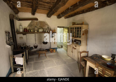 Eine Küche eines historischen Hauses gebracht, das Freilichtmuseum Ballenberg, Schweiz von Cugnasco im Tessin, Schweiz. Stockfoto