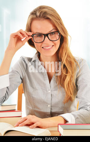 Studentin in der Bibliothek lernen Stockfoto