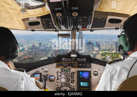 Piloten im Flugzeug-Cockpit und Stadt Stockfoto