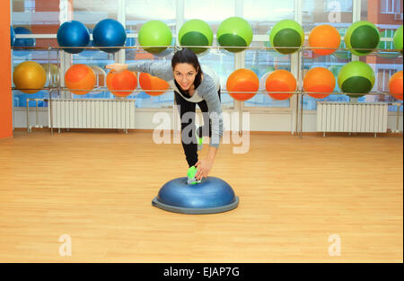 Junge Frau, die Übung auf Bosu ball Stockfoto