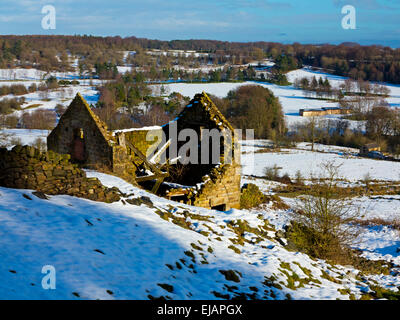 Verschneite Winterlandschaft in der Nähe von Matlock im Peak District Derbyshire Dales England UK mit alten Steinfeld Scheune im Vordergrund Stockfoto