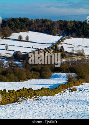 Verschneite Winterlandschaft in der Nähe von Matlock im Peak District Derbyshire Dales England UK mit Reihenhäusern und Trockenmauer Stockfoto