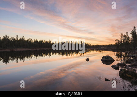 Waldsee in Dämmerung, Lappland, Schweden Stockfoto