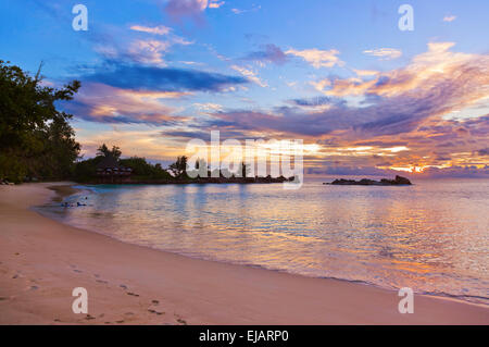 Cafe auf den Seychellen tropischen Strand bei Sonnenuntergang Stockfoto