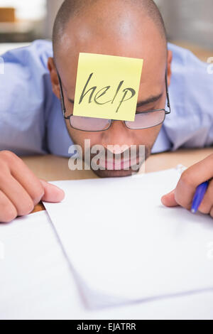 Müde Geschäftsmann braucht Hilfe Stockfoto